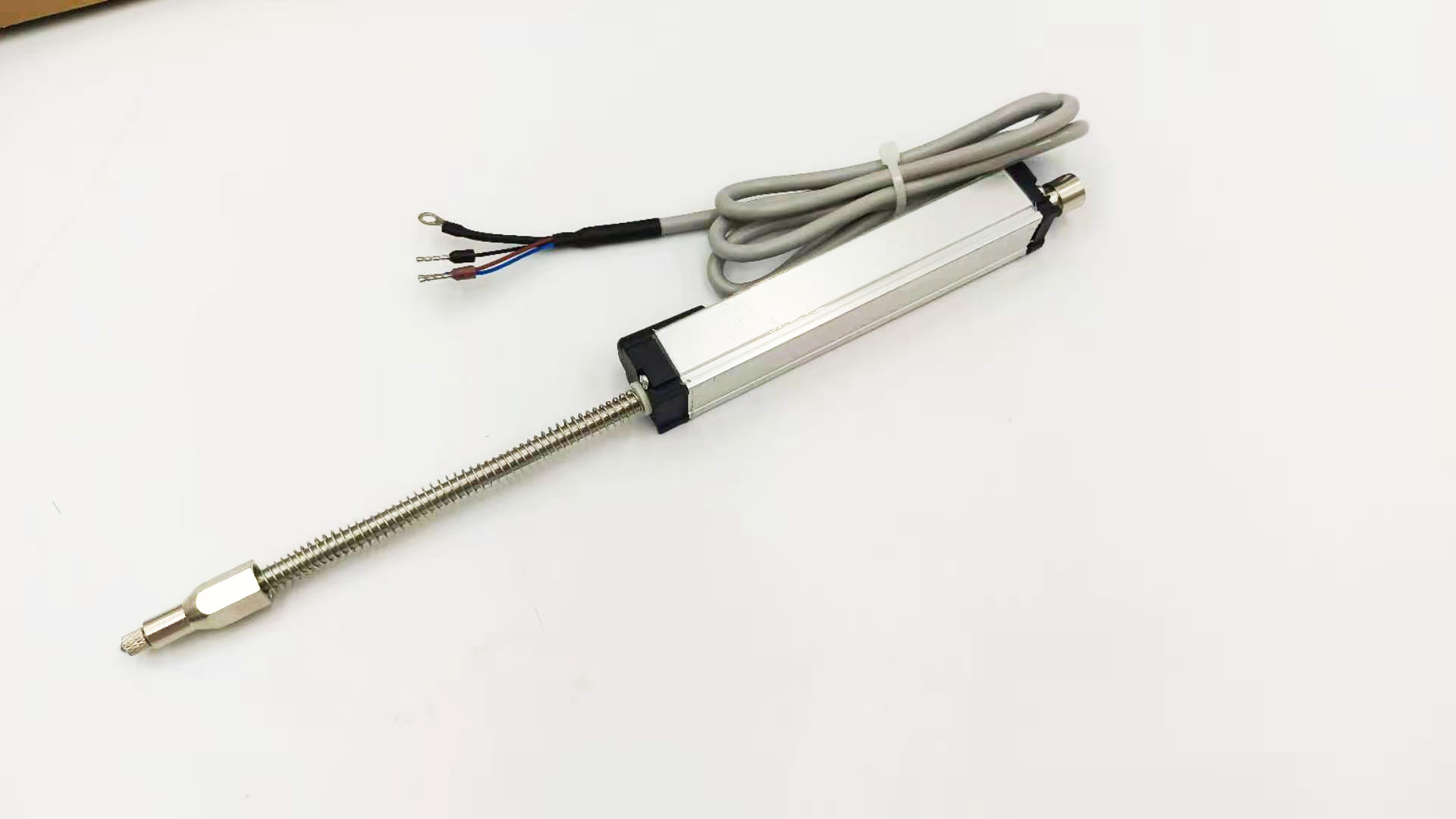 Linear displacement sensor